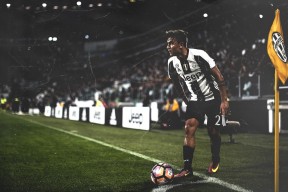 九游官网下载电脑版-_无人机携手足球：未来场景新体验_，无人机足球天上的前锋