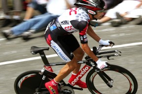 九游官网下载app下载-冬季雪地抢椅子赛，趣味横生的冰雪运动