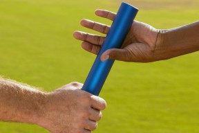 九游下载中心-迷人的欧冠文化，全球球迷共襄盛举，欧冠球迷冲进球场