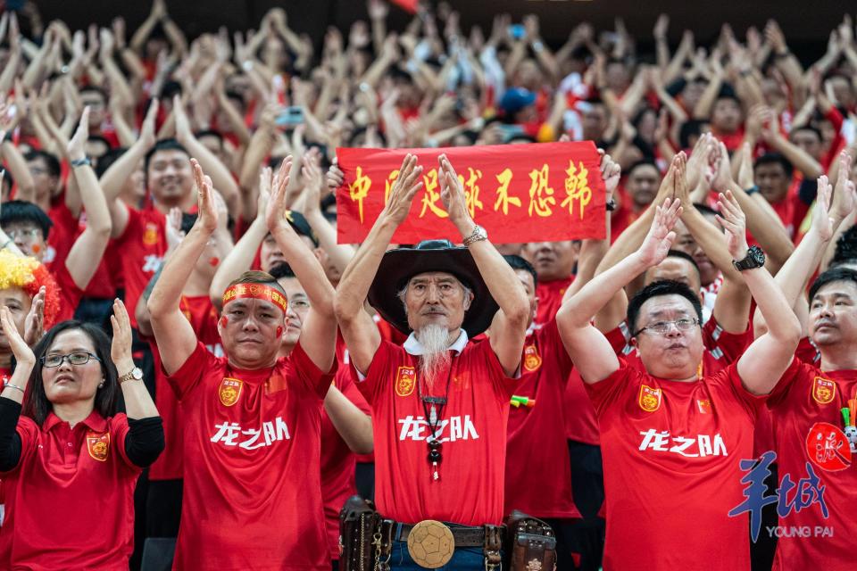 九游体育网站入口-包含【现场气氛火爆】球迷疯狂助威点燃比赛激情的词条
